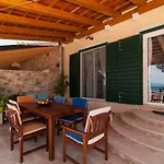 Exclusive Beachfront With Pool For 8 At Island Brac Villa *