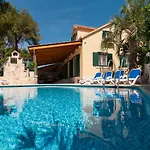 Exclusive Beachfront With Pool For 8 At Island Brac * Mirce