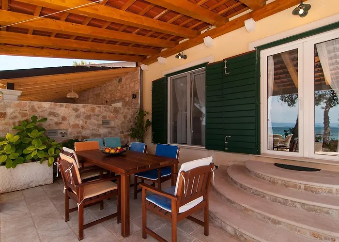 Exclusive Beachfront With Pool For 8 At Island Brac Villa *