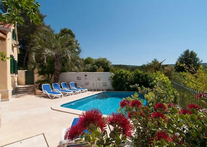 Exclusive Beachfront With Pool For 8 At Island Brac Mirce