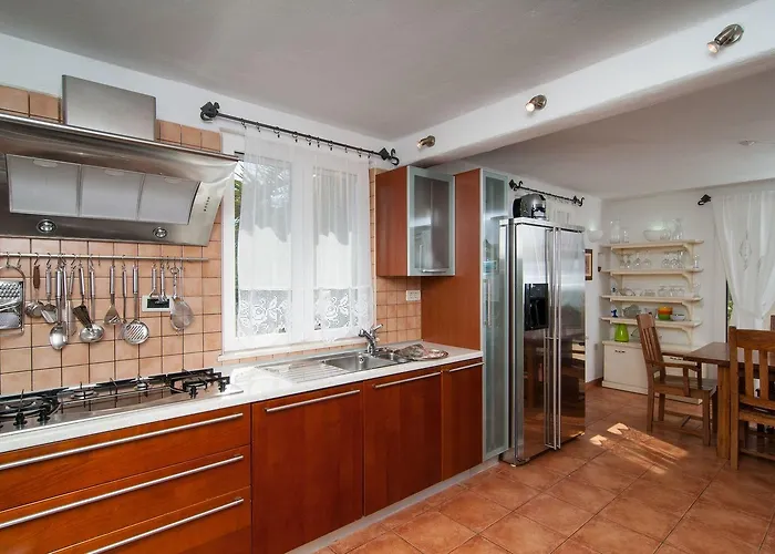 Exclusive Beachfront With Pool For 8 At Island Brac Mirce