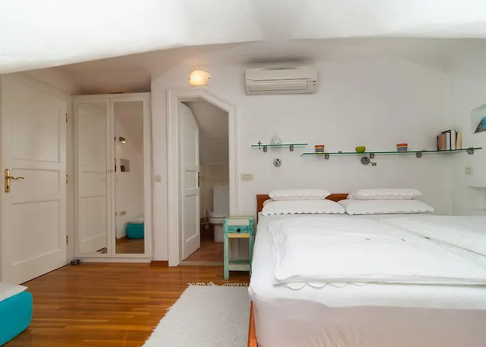 Exclusive Beachfront With Pool For 8 At Island Brac