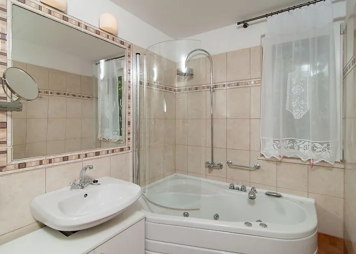 Exclusive Beachfront With Pool For 8 At Island Brac Villa