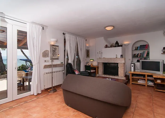 Exclusive Beachfront With Pool For 8 At Island Brac