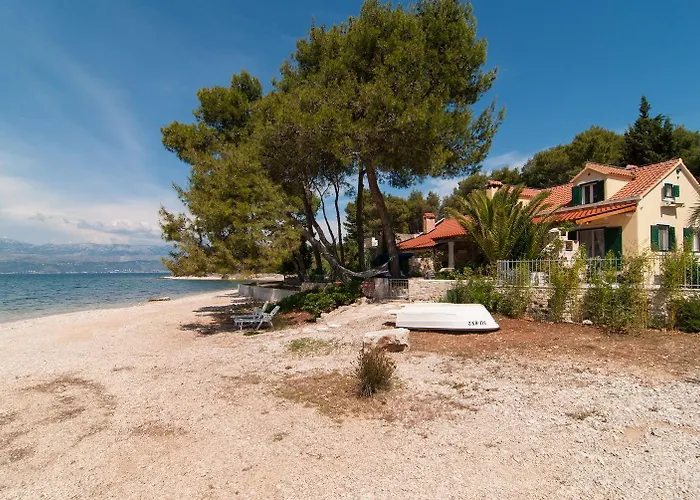 Exclusive Beachfront With Pool For 8 At Island Brac Villa *