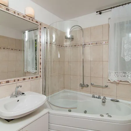 Exclusive Beachfront With Pool For 8 At Island Brac 别墅